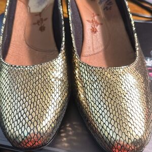 Ros Hommerson, Shoes Size 8.5 color Gold and Black .